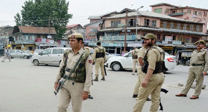 kashmir police officer suspended for passing on information to pakistan agency जम्मू-कश्मीर के अनंतनाग से पकड़ा गया एक जिंदा आतंकी, किए कई खुलासे