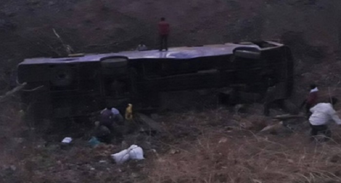 bus accident छिंदवाड़ा में यात्री बस खाई में गिरी, एक की मौत कई घायल
