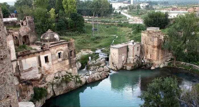 shiv mandir 20 साल बाद पाकिस्तान के कटासराज मंदिर में गूंजा 'बम भोले' का जयकारा