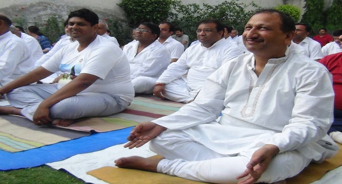 yoga 2 योग विज्ञान स्थापना दिवस पर फिट रहने के लिए लोगों ने किया योगा