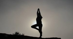 yoga भ्रामरी प्राणायाम कर नींद और बीपी की समस्या से पाएं छुटकारा, तनाव भी करें दूर