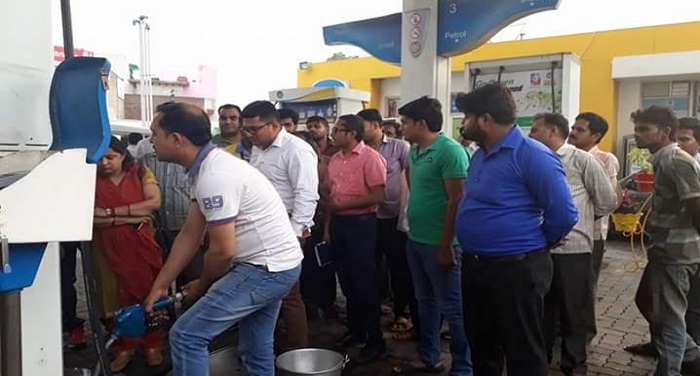 Meerut Petrol pUMP मेरठ में पेट्रोल पंपों पर छापेमारी