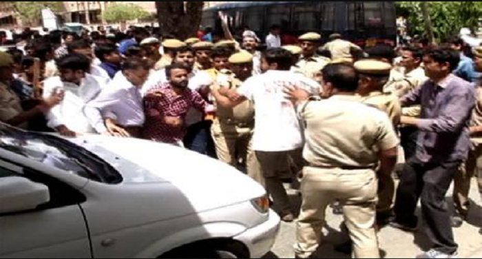 RAJ राजस्थान: ABVP-NSUI प्रदर्शन के दौरान पुलिस ने किया लाठीचार्ज, छात्रों ने की पत्थरबाजी