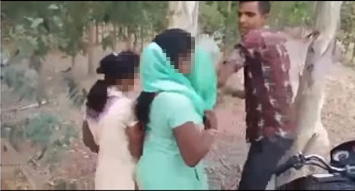 WhatsApp Image 2017 05 28 at 1.34.17 PM लड़कियों से छेड़छाड़ की वीडियो वायरल, 2 गिरफ्तार