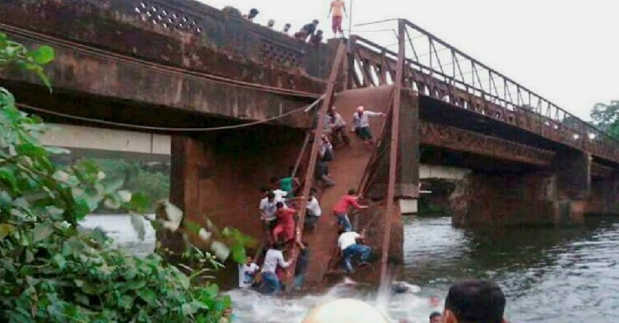 ll 1 गोवा पुल हादसे में गोताखोरों ने शुरू किया बचाव अभियान