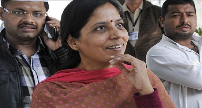 sunita kejriwal केजरीवाल के समर्थन में आई पत्नी सुनीता, ट्विट कर कपिल पर साधा निशाना