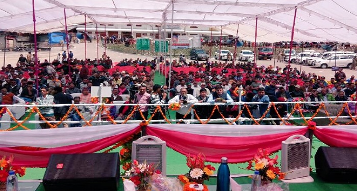suresh बद्रीनाथ की शरण में रेल मंत्री सुरेश प्रभु और केंद्रीय मंत्री राधामोहन