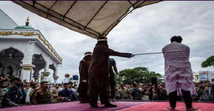 िपसर इंडोनेशिया में समलैंगिक जोड़े को मारी 83 बेंत, सेक्स करते पकड़ा गया था जोड़ा