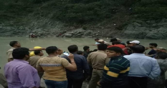 िुसरुपस इंदौर धाम से लौट रहे श्रद्धालुओं की बस खाई में गिरी, 21 लोगों की मौत