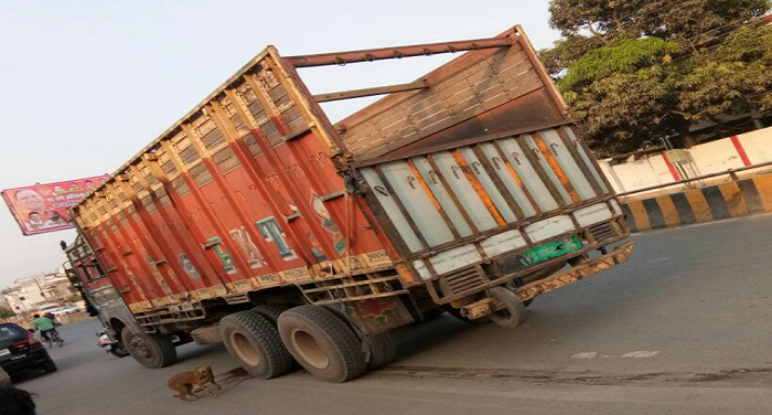 0000012 बेकाबू ट्रक ने ली रिक्शा चालक की जान
