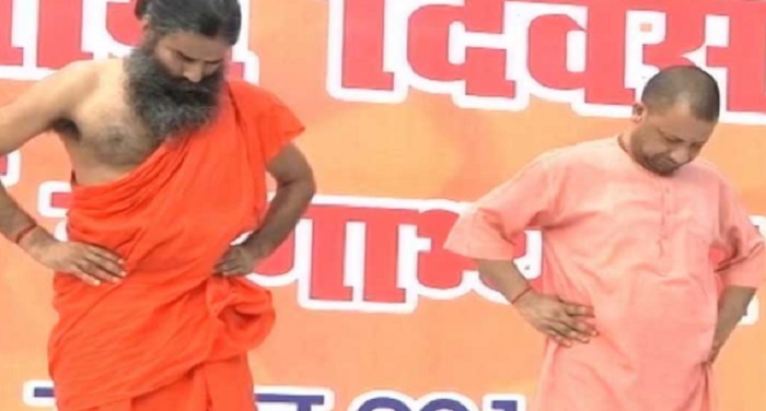 baba ramdav and cm yogi yoga बाबा रामदेव के साथ राज्यपाल नाइक और सीएम योगी ने किया योगाभ्यास