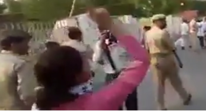 bjp 2 सीएम योगी पर हमला, काले झंडे लेकर सड़कों पर उतरे छात्र: वीडियो वायरल