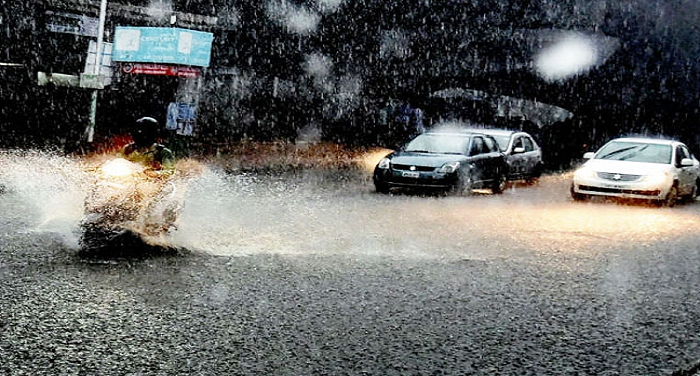 lsdjlsdkjlsdkj मुंबई में भारी बारिश के कारण हाई टाइड अलर्ट जारी