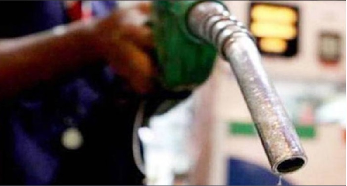 petrol pump पुलिस पेट्रोल पंप से तेल की जगह निकला 1100 लीटर पानी