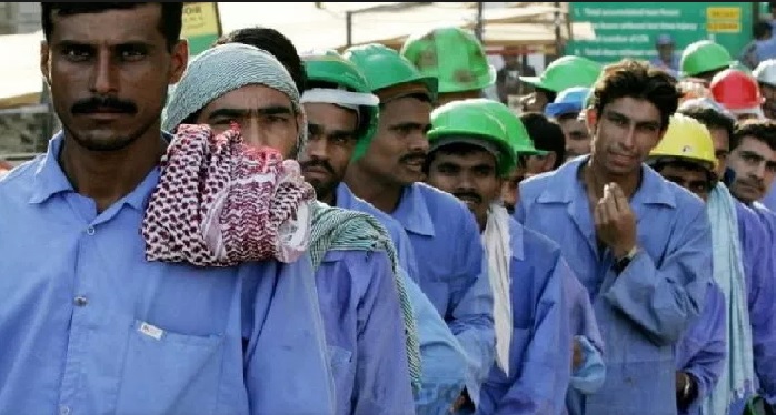 saudiyyy सऊदी में बढ़ सकता है फैमली टैक्स का बोझ, परिवार को वापस भेज रहे भारतीय