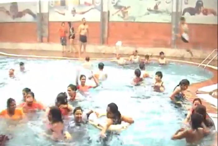 11 13 गर्मी से राहत पाने के लिए स्विमिंग पूल का सहारा