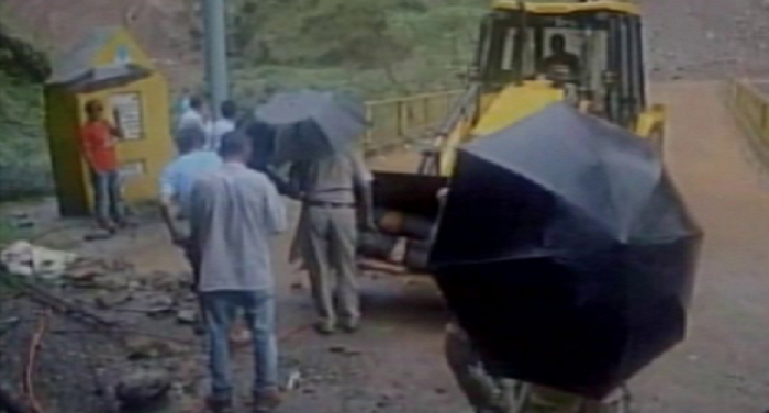 drgfthgngj पिथौरागढ़ में कार पर गिरा चट्टान का मलबा, 5 लोगों की मौत