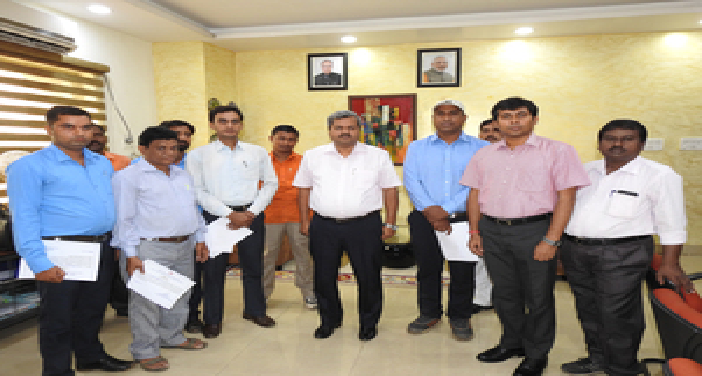 yatri 12 आठ कर्मचारियों को रेल प्रबंधक ने किया सम्मानित