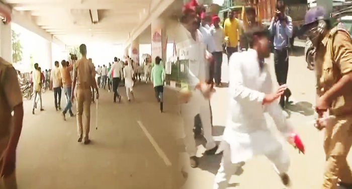 lathi charge सरकार का विरोध करने पर पिटे सपा कार्यकर्ता, पुलिस ने भांजी लाठी