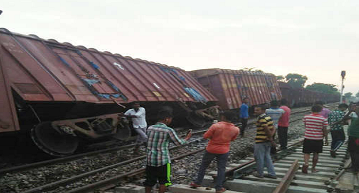 train accident वाराणसी: हरदत्तपुर में मालगाड़ी के 4 डिब्बे पटरी से उतरे, कोई हताहत नहीं