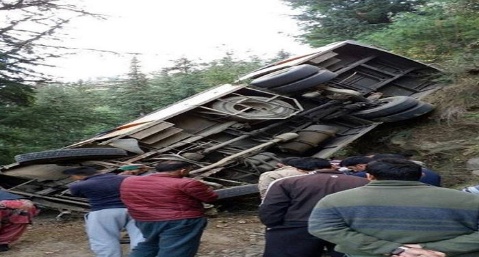 bus accident हादसा: खाई में बस गिरने से 2 की मौत, 10 घायल
