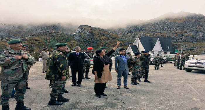 defence minister नाथुला बॉर्डर का रक्षा मंत्री ने किया दौरा, चीनी सैनिकों ने ली तस्वीर