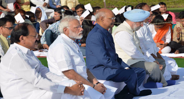 gandhi jayanti प्रधानमंत्री-राष्ट्रपति ने महात्मा गांधी को दी श्रद्धांजलि, स्वच्छ भारत अभियान के पूरे हुए तीन साल