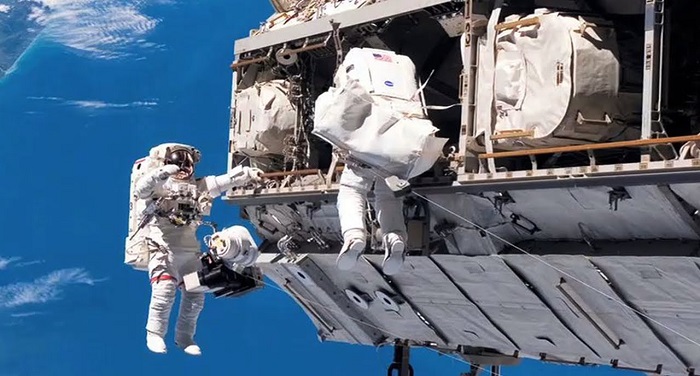 maxresdefault 2 अंतरिक्ष यात्रियों ने एक बार फिर किया स्पेस वॉक, पुराना कैमरा हटाकर लगाया नया कैमरा