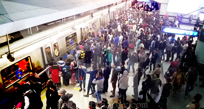 metro 1 दिल्ली मेट्रो में खराबी के कारण स्टेशनों पर लगा लोगों का तांता