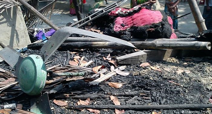 16702031 303 बांग्लादेश: फेसबुक पर गलत पोस्ट से अफवाह, हिंदुओं को 100 घरों को किया आग के हवाले
