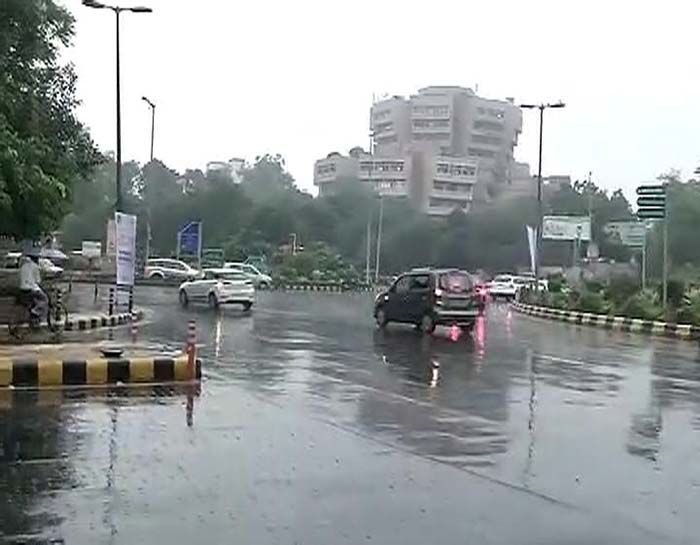 ani recordingddd from 8 am to 9 am.sub .01 दिल्ली को जहरीले स्मॉग से बारिश ने दिलाई राहत, पीएम घटकर 140 पर पहुंचा