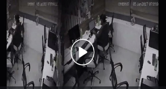 gost ऑफिस में आया भूत तो भाग गई लड़की वीडियो हुआ वायरल