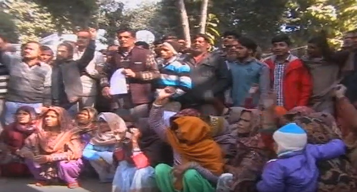 Capture2 मुजफ्फरनगर: डीएम ऑफिस के बाहर दलितों ने किया हंगामा, अवैध कब्जा हटाने की मांग की