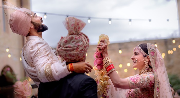 Virat Kohli and Anushka Sharma1 ट्विटर पर विराट और अनुष्का ने शेयर की शादी की तस्वीरों और मैसेज