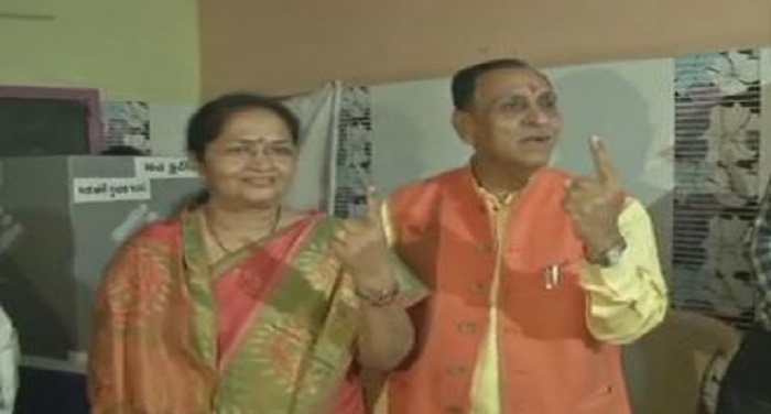 guj 1 गुजरात चुनावः पहले की पूजा अर्चना फिर पत्नी संग सीएम विजय रुपाणी ने डाला वोट