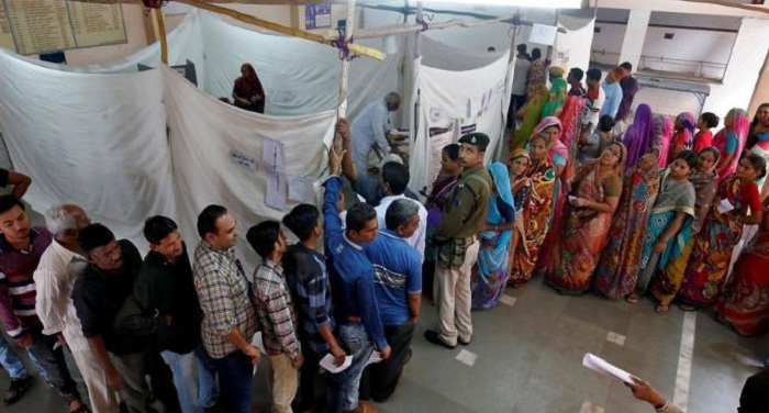 polling booth गुजरात चुनावः 6 मतदान केंद्र पर फिर से शुरु हुए मतदान, कल आएंगे नतीजे
