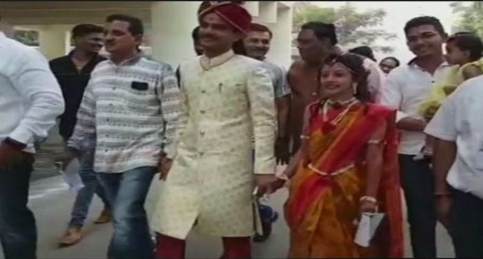 wedding गुजरात विधानसभा चुनावः शादी के जोड़े में कपल ने पहले दिया वोट फिर रचाई शादी