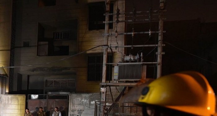 delhi बवानाः अवैध पटाखा फैक्ट्री में लगी जबरदस्त आग, 17 की मौत कई घायल