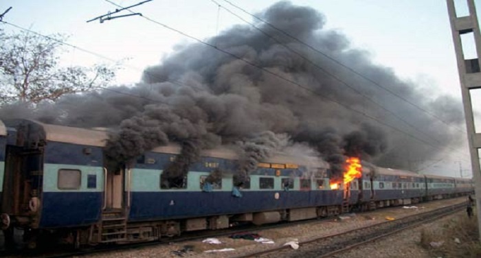 train burn 020411013811 देर रात पटना-मोकामा पैसेंजर ट्रेन में लगी आग, छह बोगियों समेत दो इंजन जलकर खाक