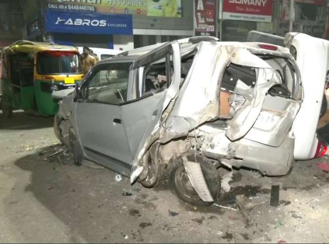 e Accident In Delhi: द्वारका में तेज रफ्तार कार ने 6 वाहनों को मारी टक्कर, ASI सहित 4 लोग जख्मी