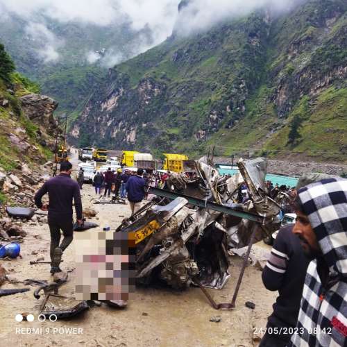 Fw3Ug2paYAI AEb Kishtwar Road accident: जम्मू कश्मीर के किश्तवाड़ में खाई में गिरी क्रूज, 7 लोगों की मौत